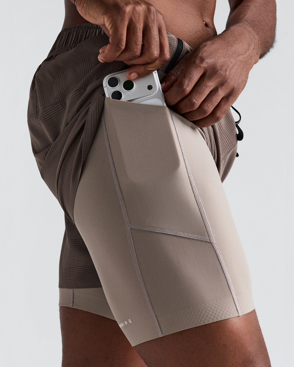 BANDIT RUNNING — MEN'S COOLGRID™ DUO SHORT — COCOA