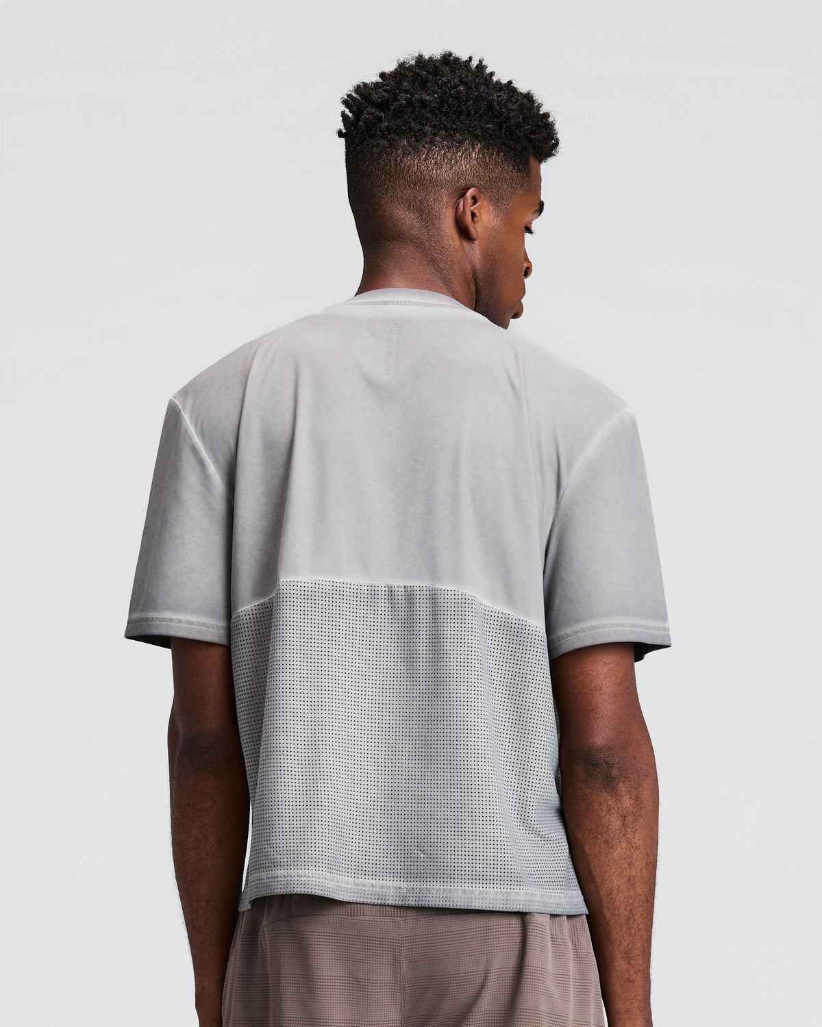 BANDIT RUNNING — MEN'S FRIOSOFT™ PERFORATED BOX TEE — CONCRETE TAUPE